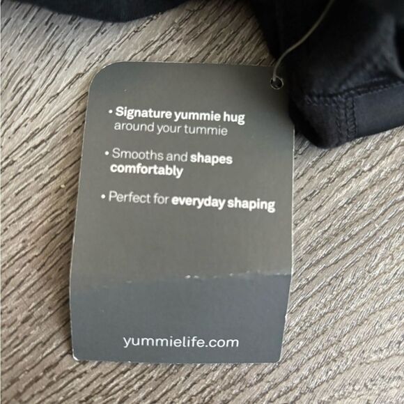 Yummie shaper hugs around your tummy shapes and smooth comfortably - Picture 5 of 6